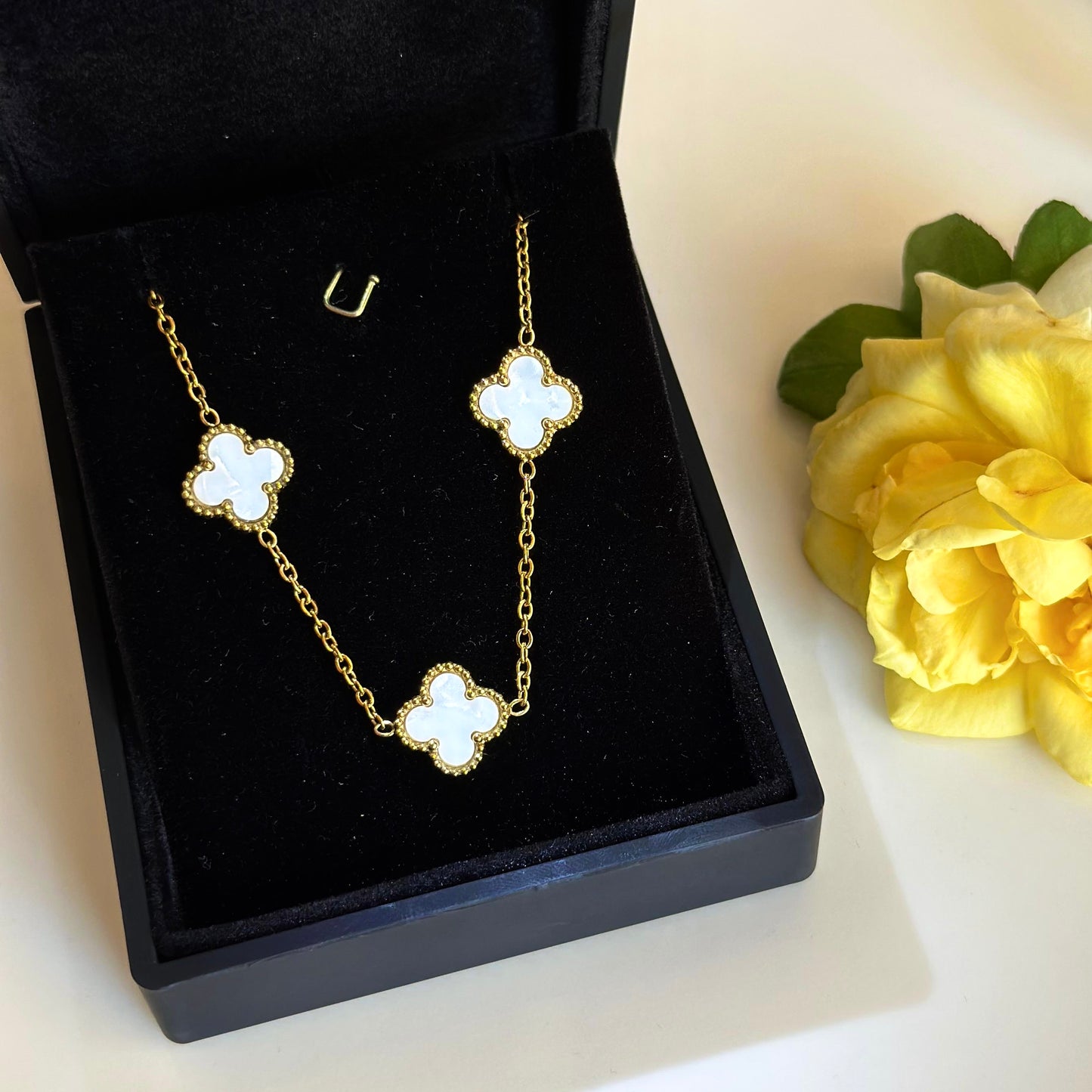 V. Cleef Beyaz Kolye