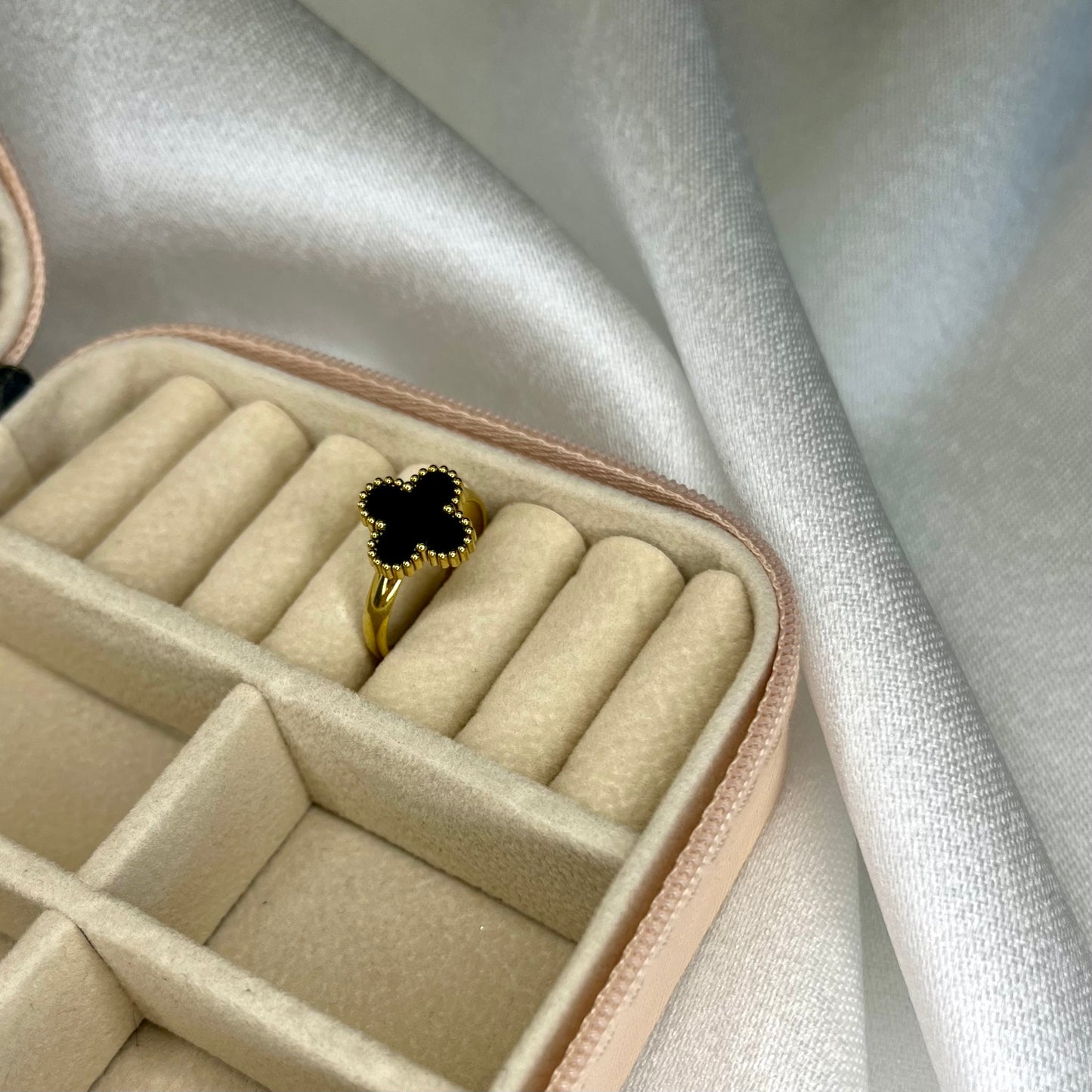 V.Cleef Siyah Yüzük